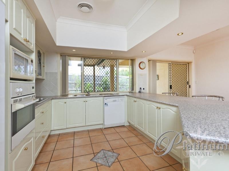 8 Barnstos Street, Carindale QLD 4152