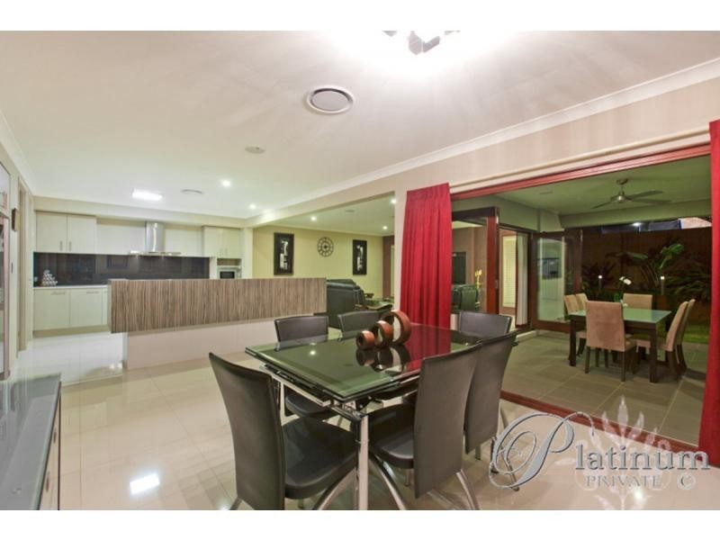 15 Kingham Place, Carindale QLD 4152