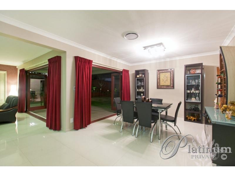 15 Kingham Place, Carindale QLD 4152