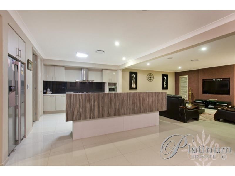 15 Kingham Place, Carindale QLD 4152