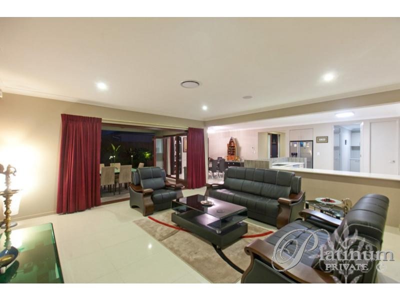 15 Kingham Place, Carindale QLD 4152