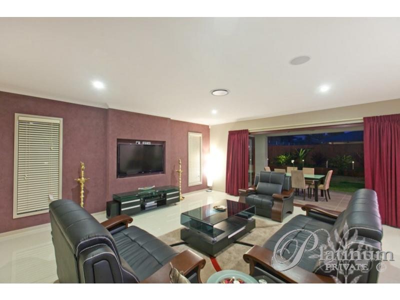 15 Kingham Place, Carindale QLD 4152