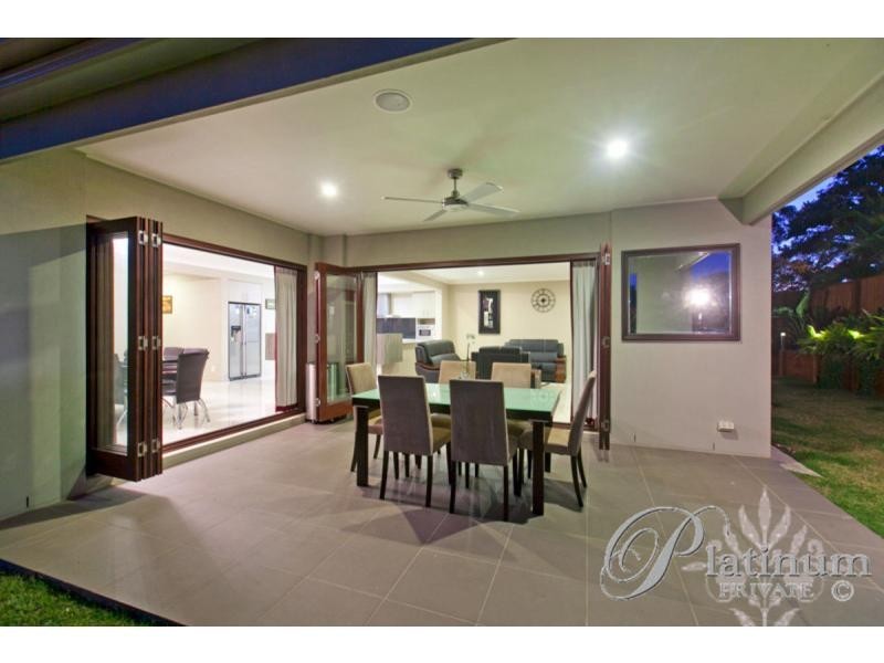15 Kingham Place, Carindale QLD 4152