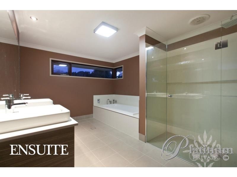 15 Kingham Place, Carindale QLD 4152