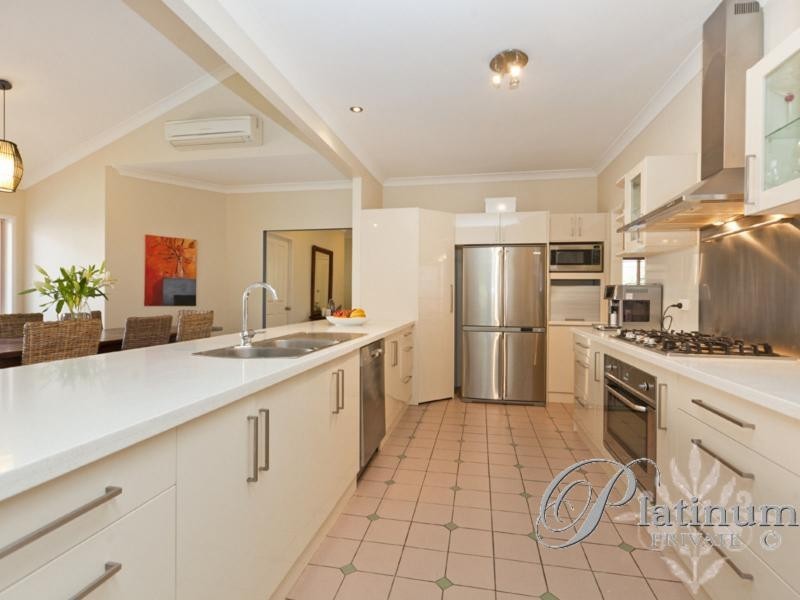11 Kinrade Place, Carindale QLD 4152