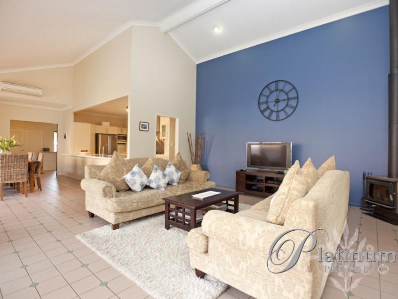 11 Kinrade Place, Carindale QLD 4152