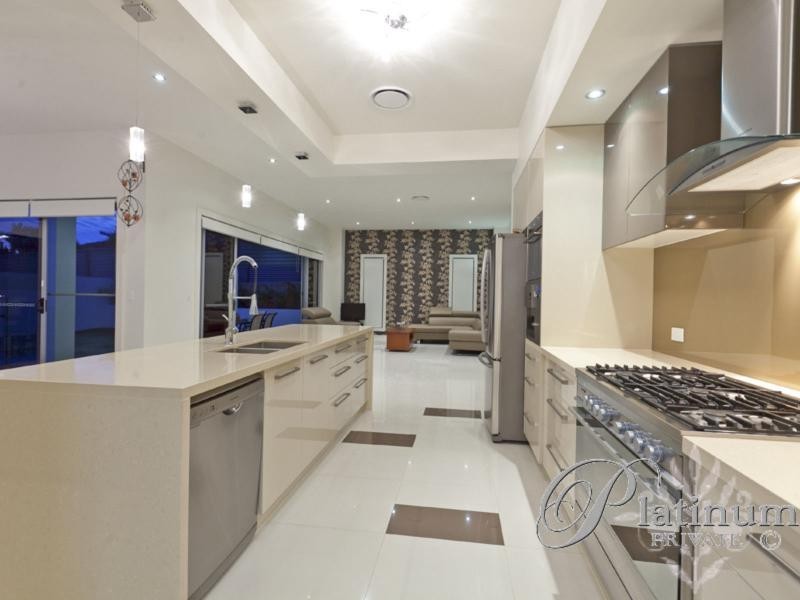 33 Warren Street, Wakerley QLD 4154