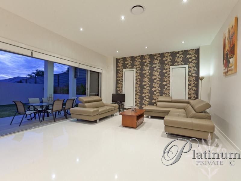33 Warren Street, Wakerley QLD 4154