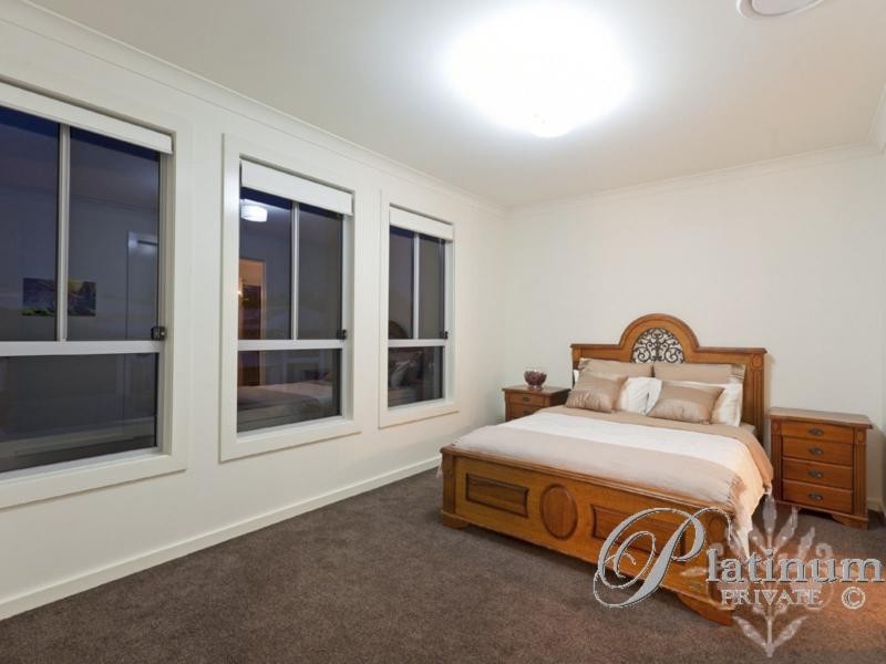 33 Warren Street, Wakerley QLD 4154
