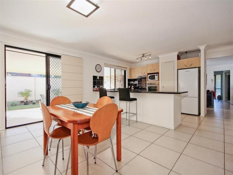 8 Holland Place, Carindale QLD 4152