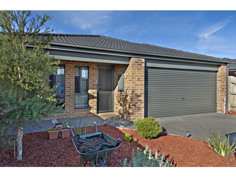 8 Lewin Street, Carrum Downs VIC 3201