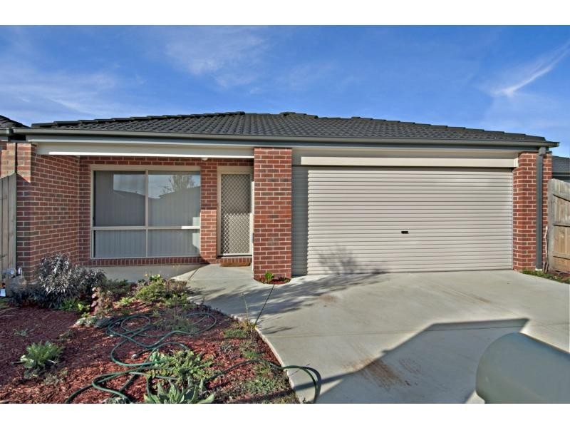 8 Lewin Street, Carrum Downs VIC 3201