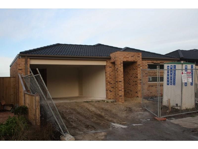 10 Snowdonia Road, Cranbourne North VIC 3977
