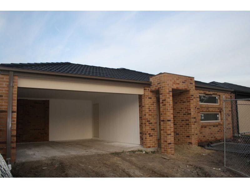 10 Snowdonia Road, Cranbourne North VIC 3977