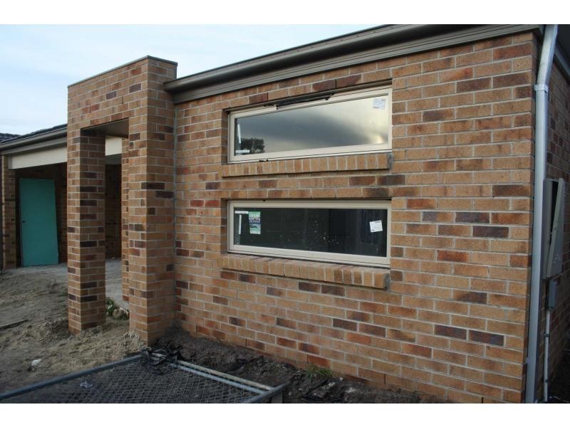 10 Snowdonia Road, Cranbourne North VIC 3977