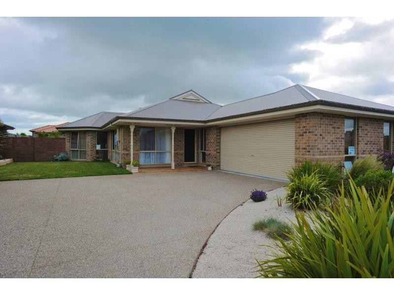 10 John William, Mount Martha VIC 3934