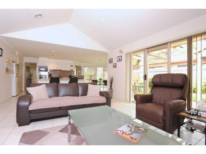 10 John William, Mount Martha VIC 3934