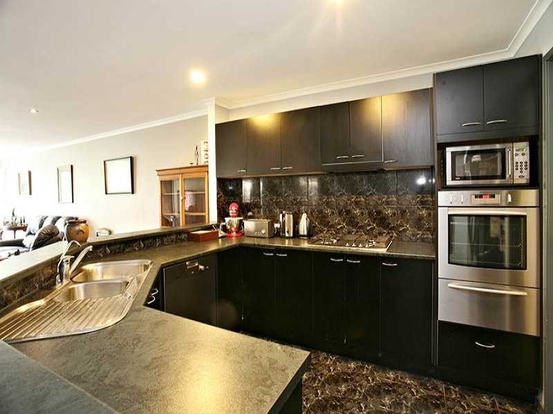 11 Manna Gum Close, Mornington VIC 3931