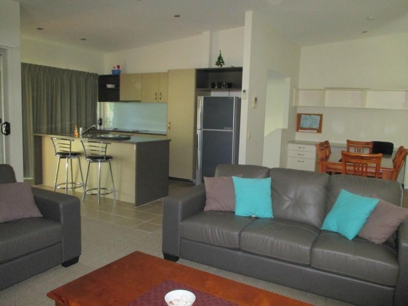 Unit Unit 3/1 Hussar Court, Woodgate QLD 4660