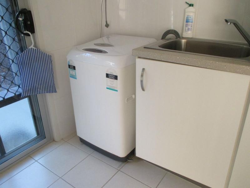 Unit Unit 3/1 Hussar Court, Woodgate QLD 4660