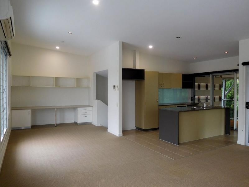 2/1 Hussar Court, Woodgate QLD 4660