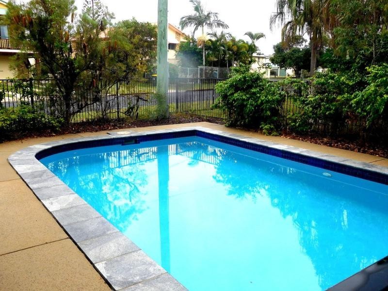 2/1 Hussar Court, Woodgate QLD 4660