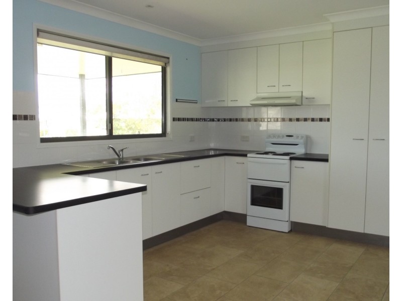 4 Burrumba Dr, Buxton QLD 4660