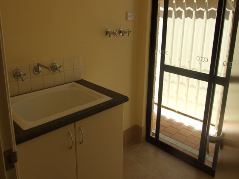 8B Poynings Street, Westminster WA 6061