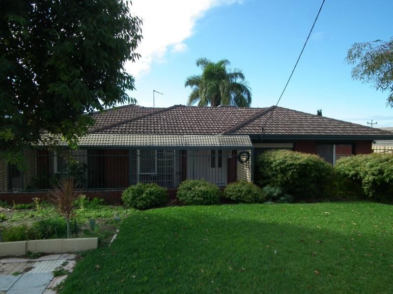 4 Endeavour Road, Hillarys WA 6025