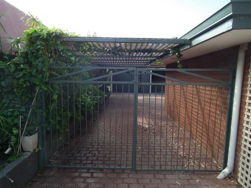 4 Endeavour Road, Hillarys WA 6025