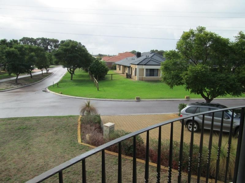 11 Smallbrook Retreat, Caversham WA 6055