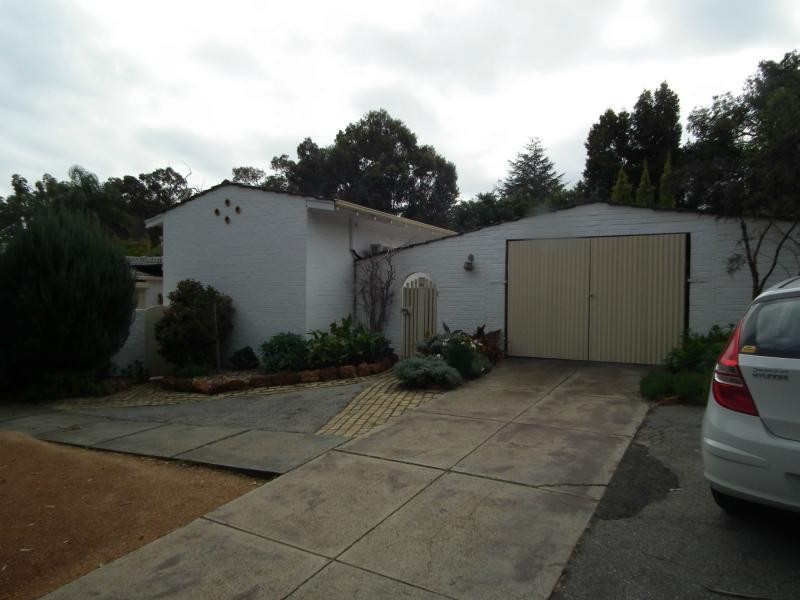 126 Lesmurdie Road, Lesmurdie WA 6076