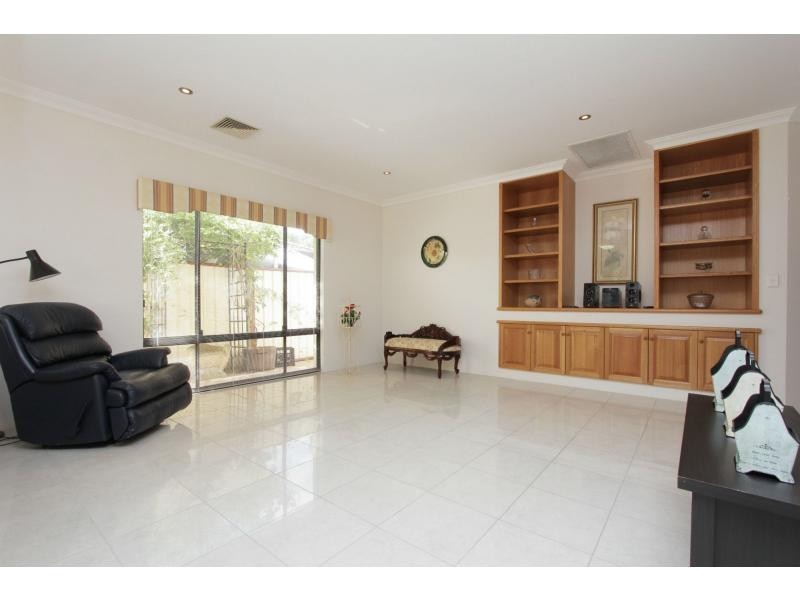 7 Houghton Close, South Guildford WA 6055