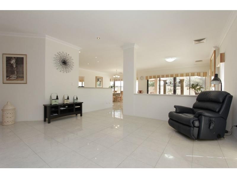 7 Houghton Close, South Guildford WA 6055