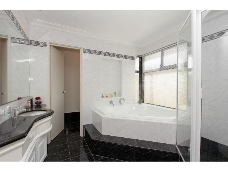 7 Houghton Close, South Guildford WA 6055