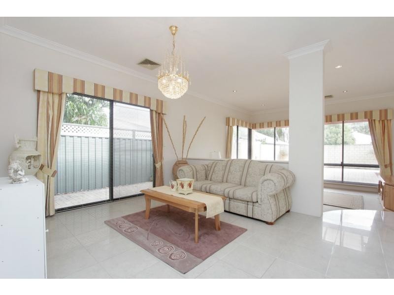 7 Houghton Close, South Guildford WA 6055