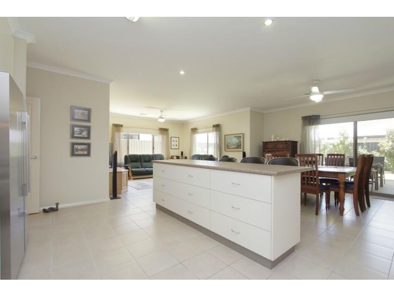 33 Cinnabar Bend, Aveley WA 6069