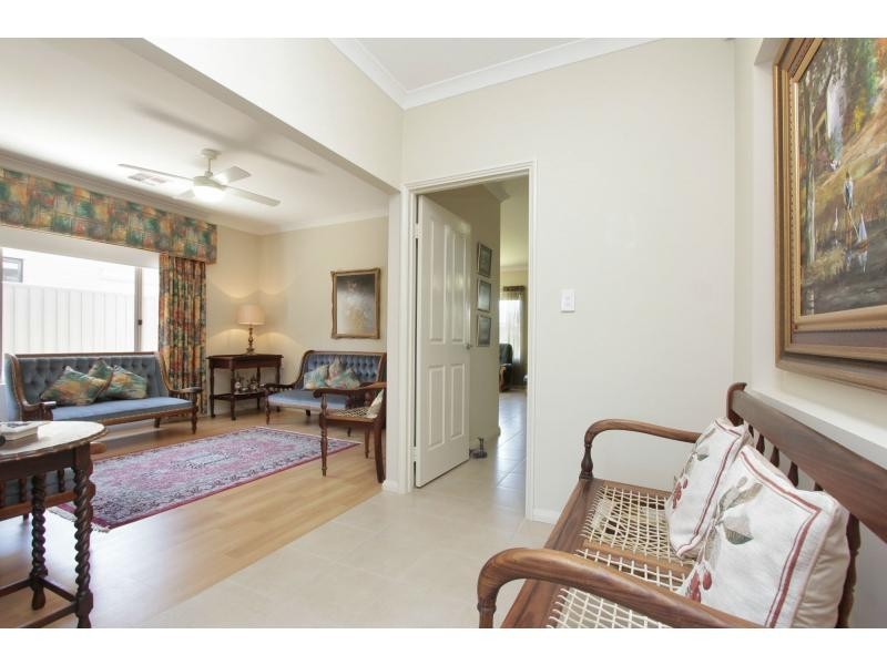 33 Cinnabar Bend, Aveley WA 6069