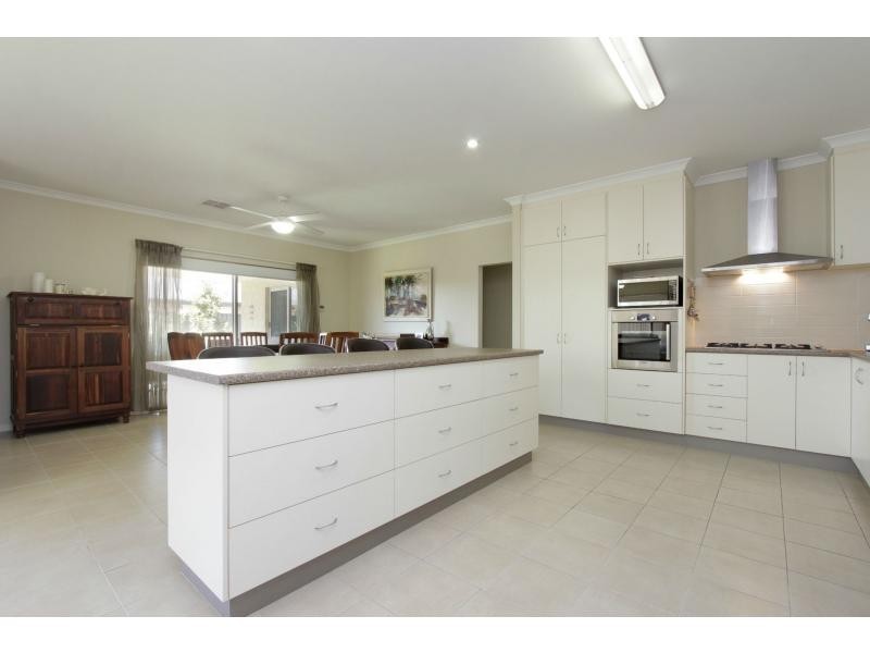 33 Cinnabar Bend, Aveley WA 6069