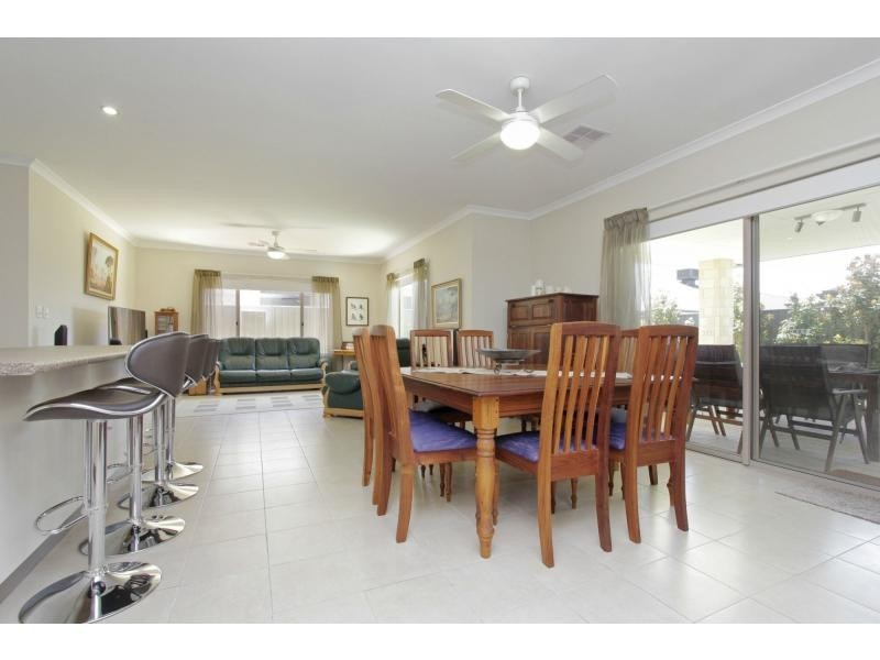 33 Cinnabar Bend, Aveley WA 6069