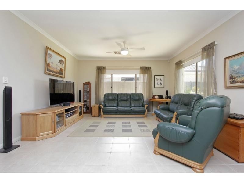 33 Cinnabar Bend, Aveley WA 6069