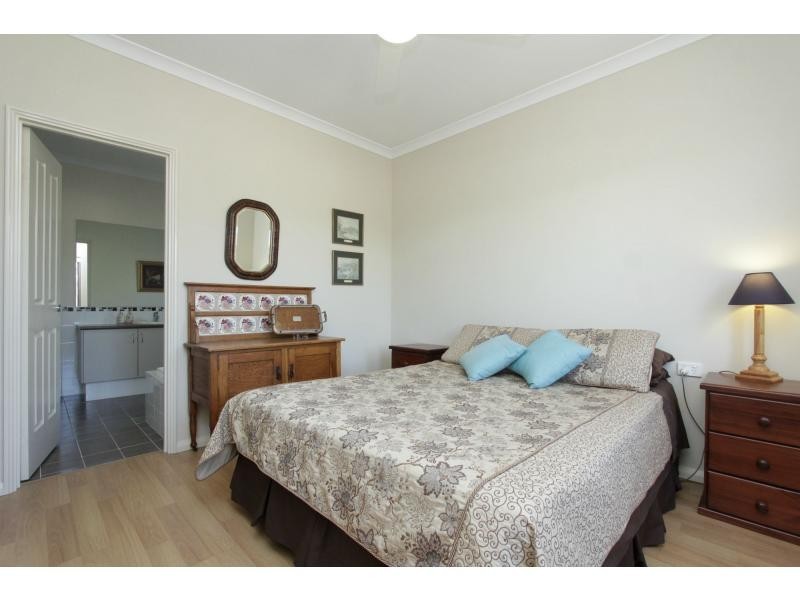 33 Cinnabar Bend, Aveley WA 6069