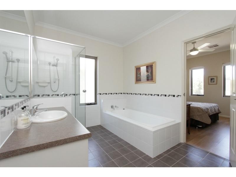 33 Cinnabar Bend, Aveley WA 6069