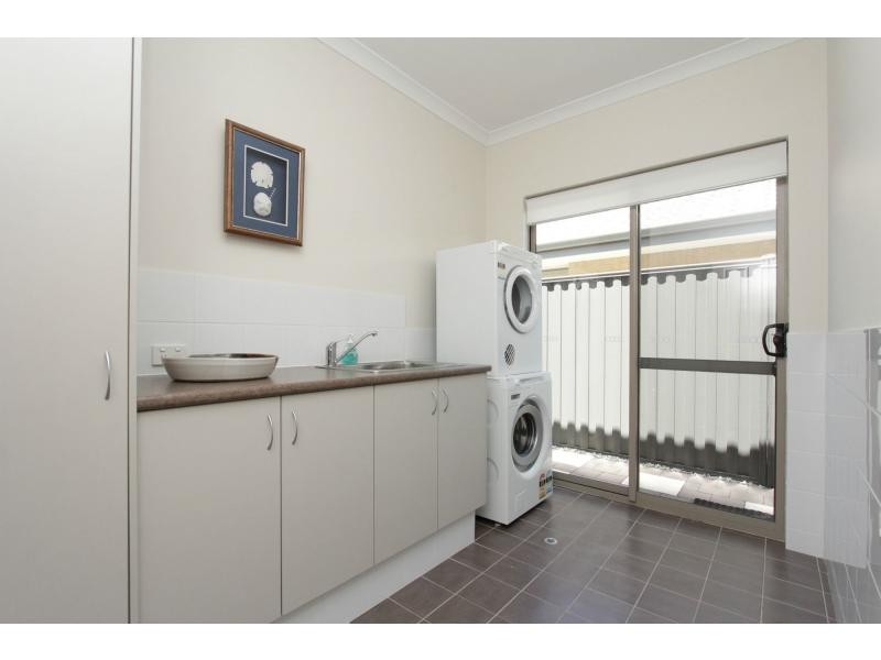 33 Cinnabar Bend, Aveley WA 6069