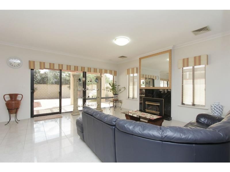 7 Houghton Close, South Guildford WA 6055