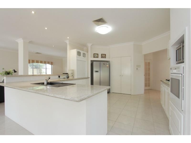 7 Houghton Close, South Guildford WA 6055