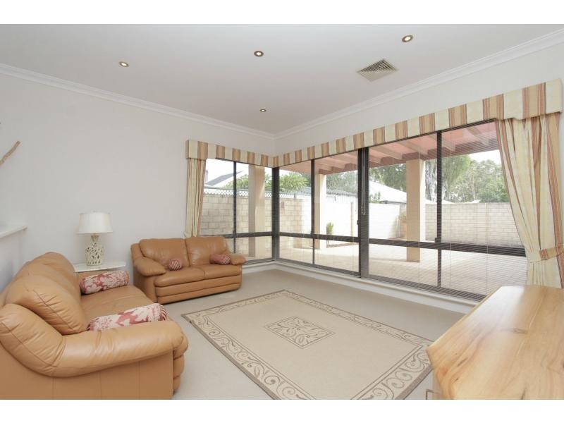 7 Houghton Close, South Guildford WA 6055