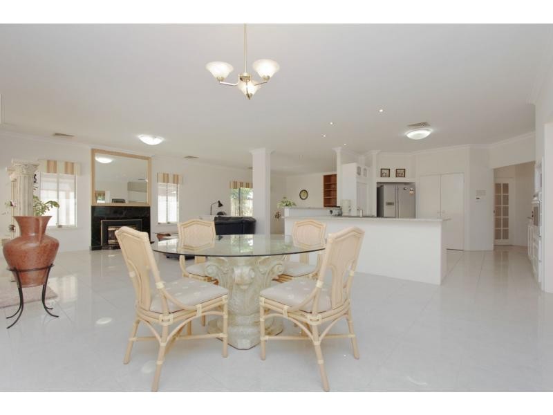 7 Houghton Close, South Guildford WA 6055