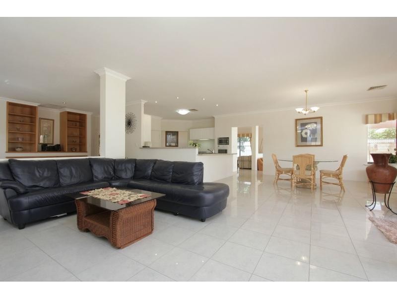 7 Houghton Close, South Guildford WA 6055