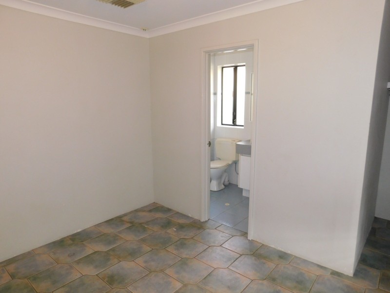 11 Nooyan Cl, South Guildford WA 6055